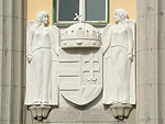 Budapest X. kerület Szent László gimnázium homlokzati címer