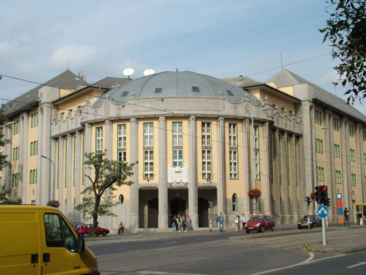 a Szent László Gimnázium homlokzata